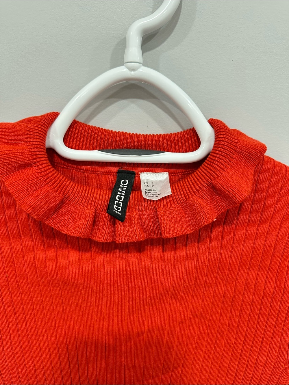 DIVIDED by H&M Red Ribbed Ruffle Collar Long Sleeve Top Size Small - Picture 2 of 3